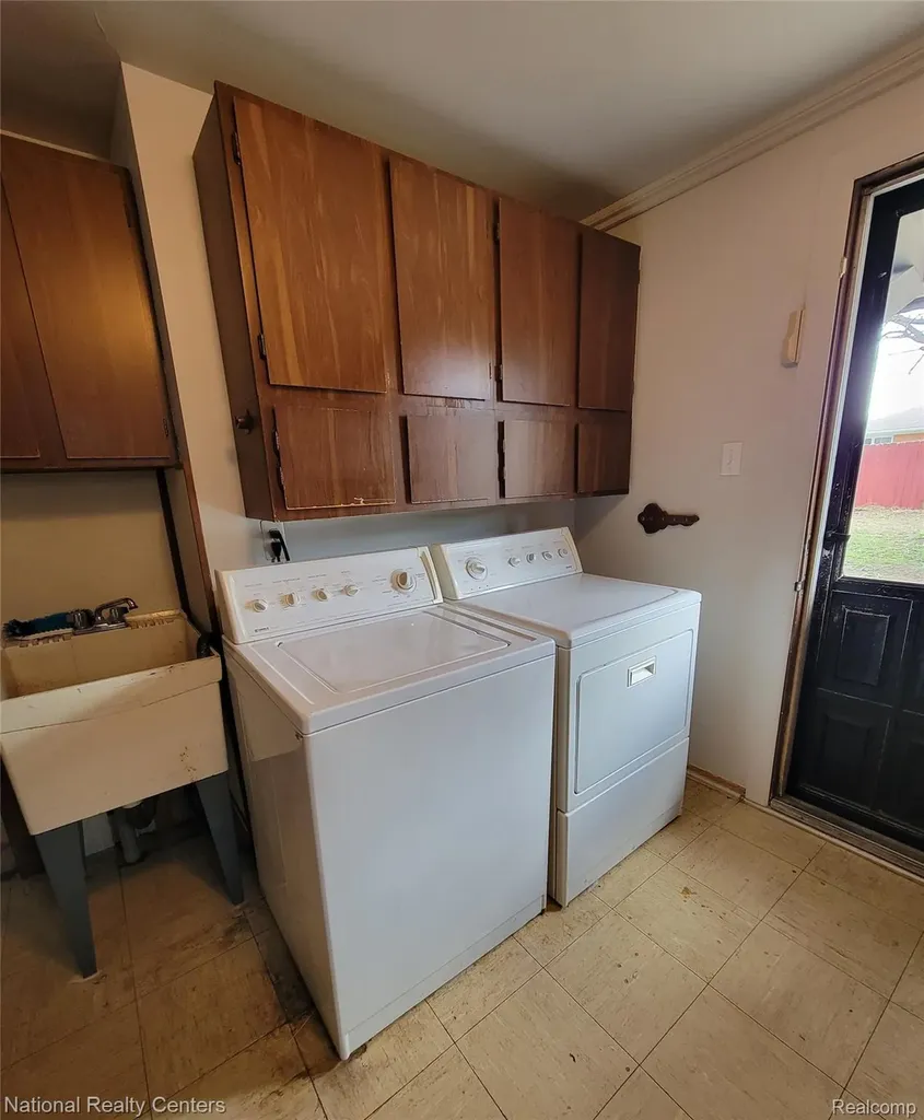 8831 Sioux Redford Charter Township MI 48239