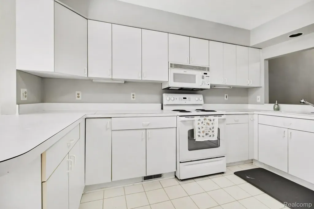 26917 Ann Arbor Trail Dearborn Heights City MI 48127