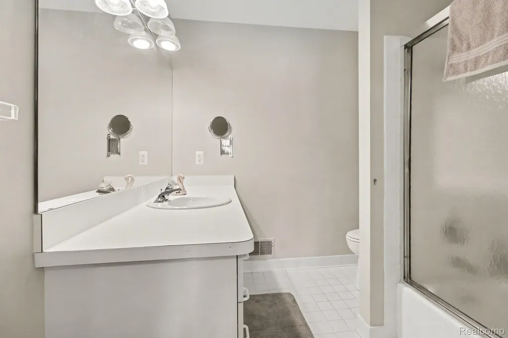 26917 Ann Arbor Trail Dearborn Heights City MI 48127