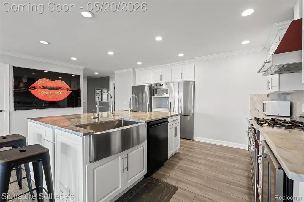 727 Mcdougal Drive Waterford Charter Township MI 48327