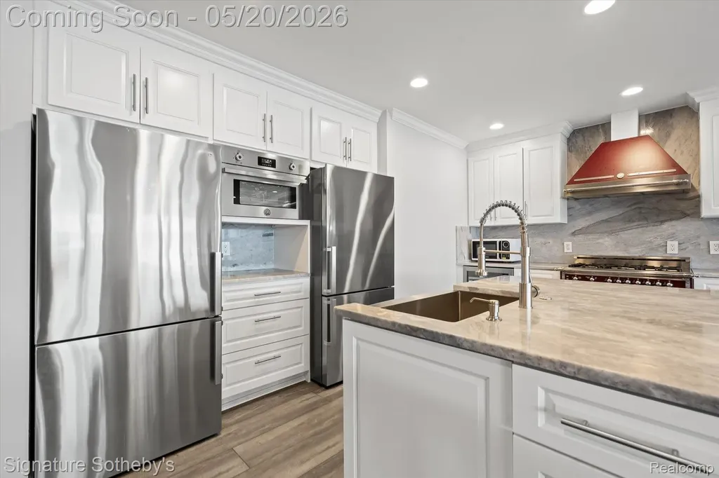 727 Mcdougal Drive Waterford Charter Township MI 48327