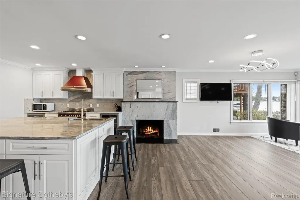 727 Mcdougal Drive Waterford Charter Township MI 48327