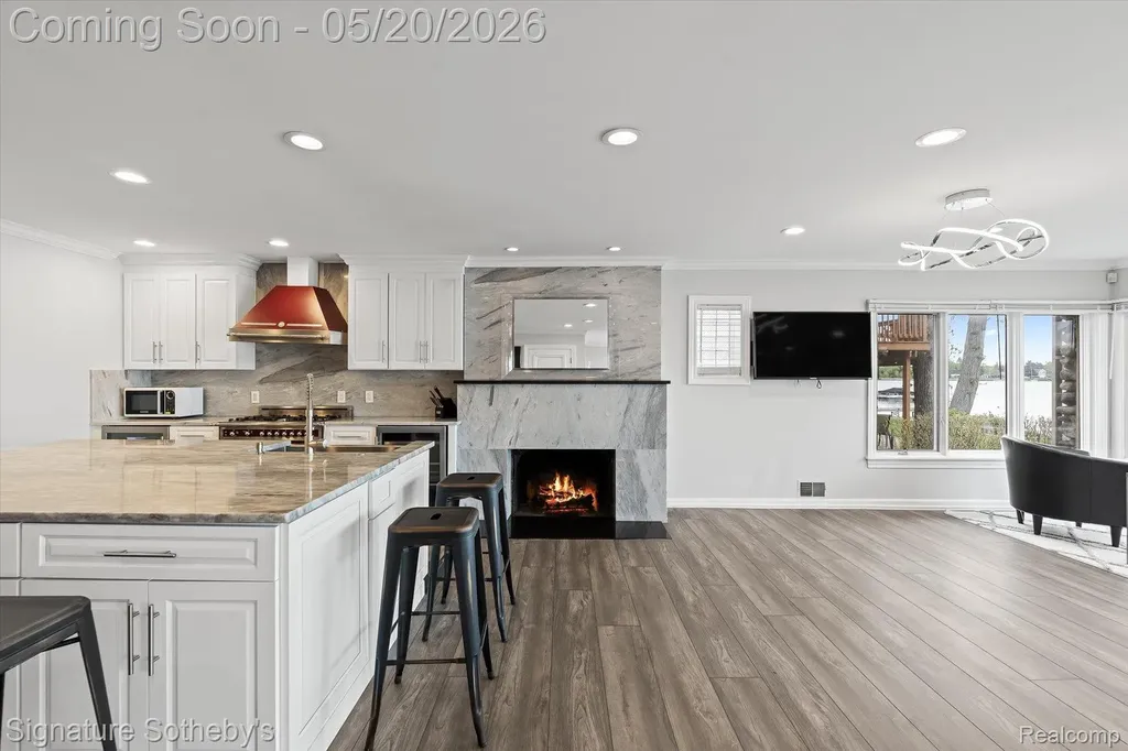 727 Mcdougal Drive Waterford Charter Township MI 48327