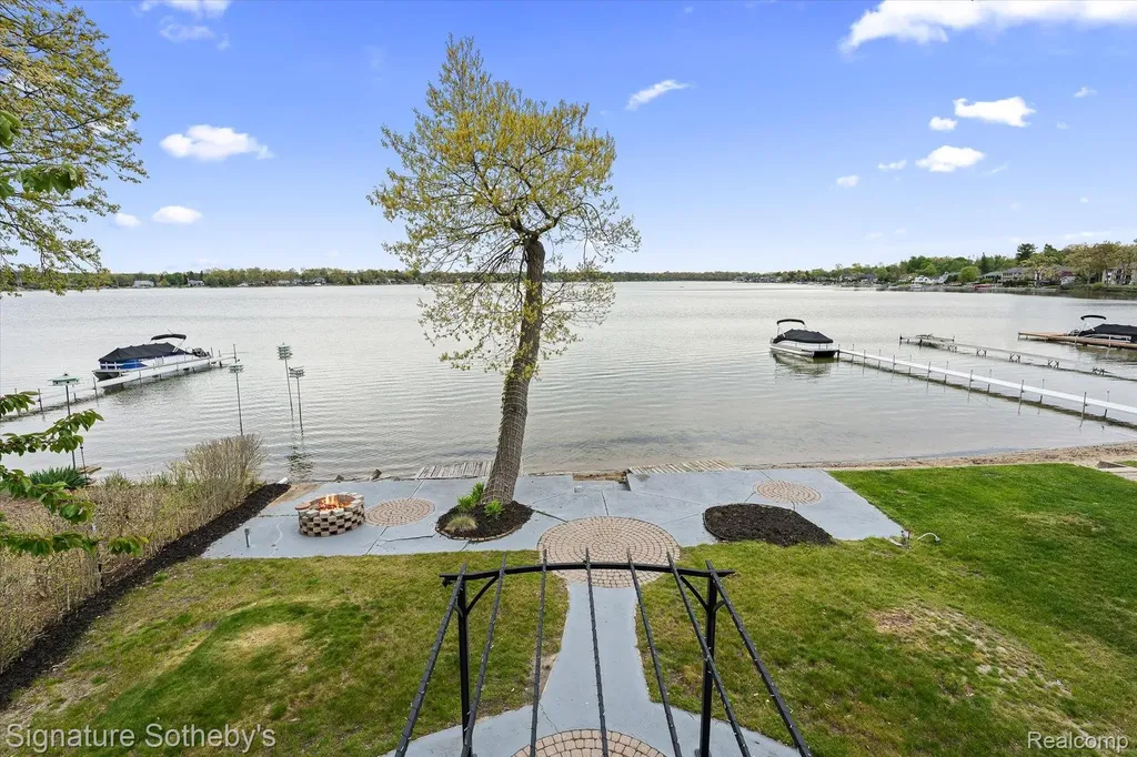 727 Mcdougal Drive Waterford Charter Township MI 48327