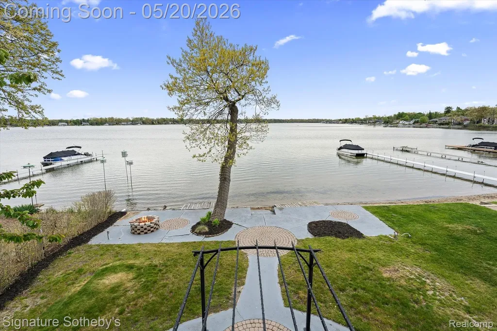 727 Mcdougal Drive Waterford Charter Township MI 48327