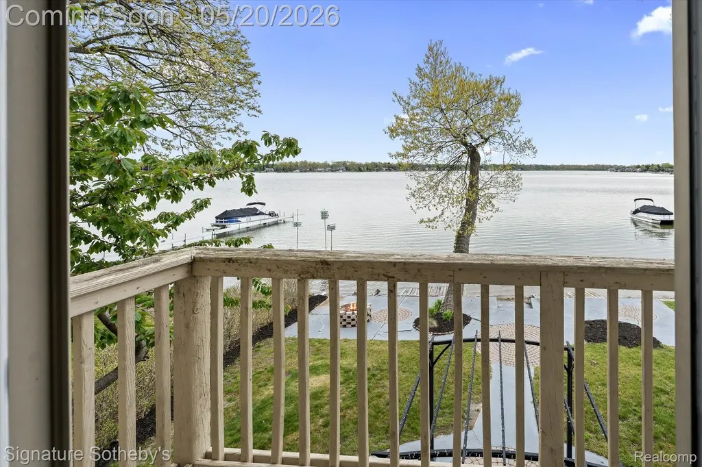 727 Mcdougal Drive Waterford Charter Township MI 48327