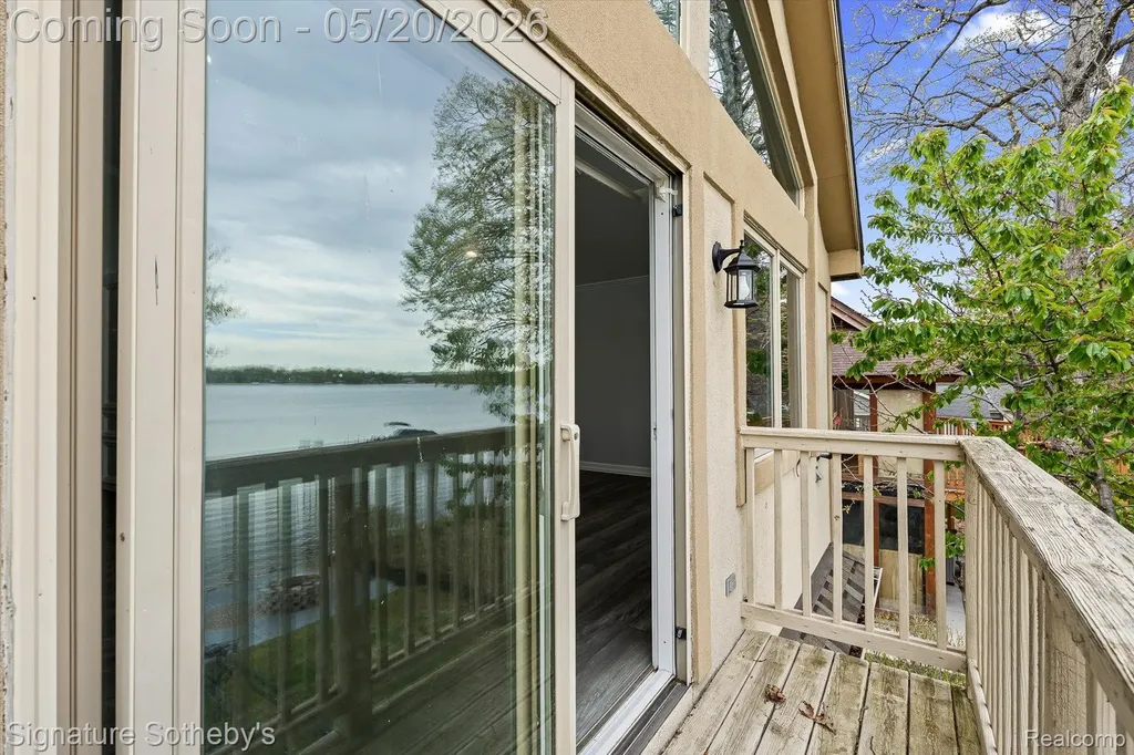 727 Mcdougal Drive Waterford Charter Township MI 48327