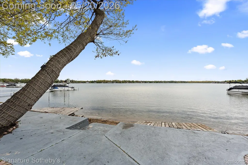 727 Mcdougal Drive Waterford Charter Township MI 48327