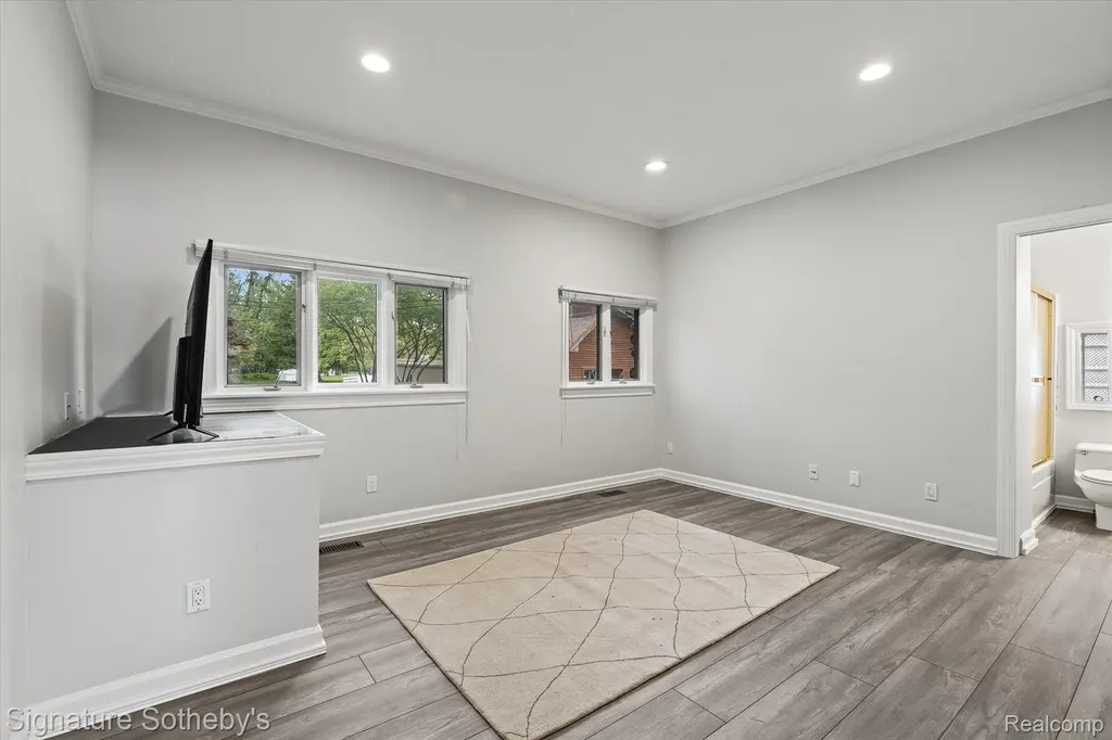727 Mcdougal Drive Waterford Charter Township MI 48327