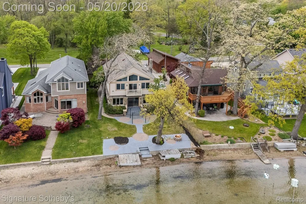 727 Mcdougal Drive Waterford Charter Township MI 48327