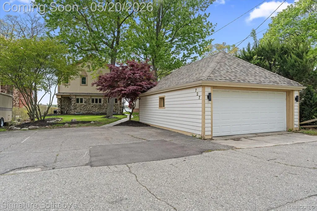 727 Mcdougal Drive Waterford Charter Township MI 48327