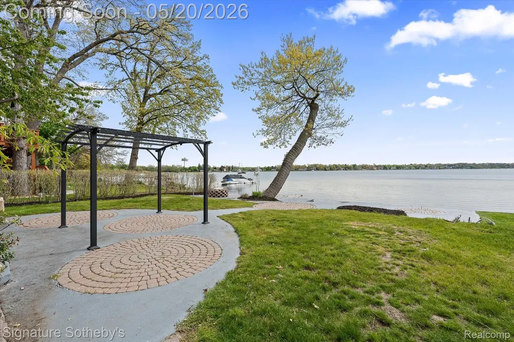 727 Mcdougal Drive Waterford Charter Township MI 48327