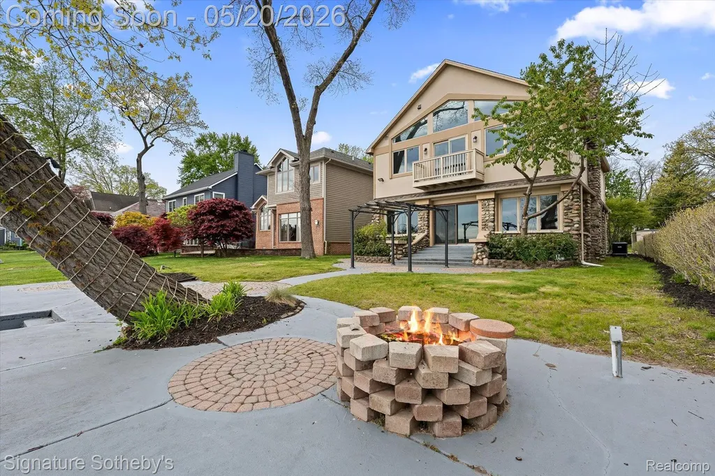 727 Mcdougal Drive Waterford Charter Township MI 48327
