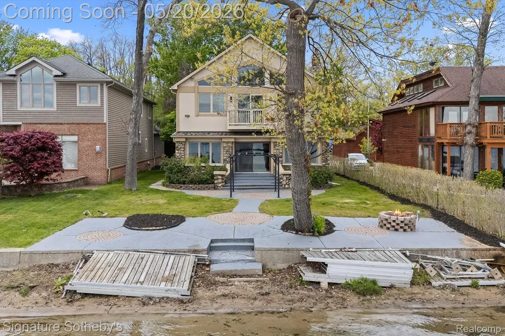 727 Mcdougal Drive Waterford Charter Township MI 48327