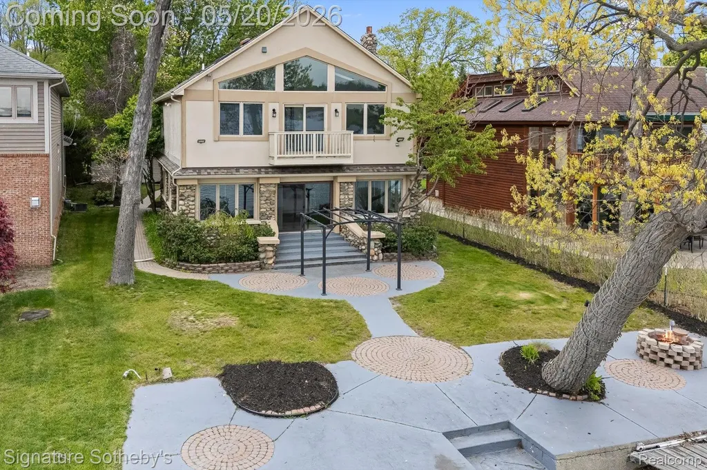 727 Mcdougal Drive Waterford Charter Township MI 48327