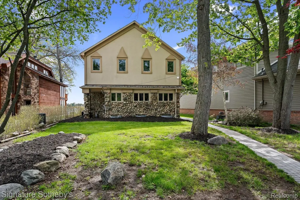 727 Mcdougal Drive Waterford Charter Township MI 48327