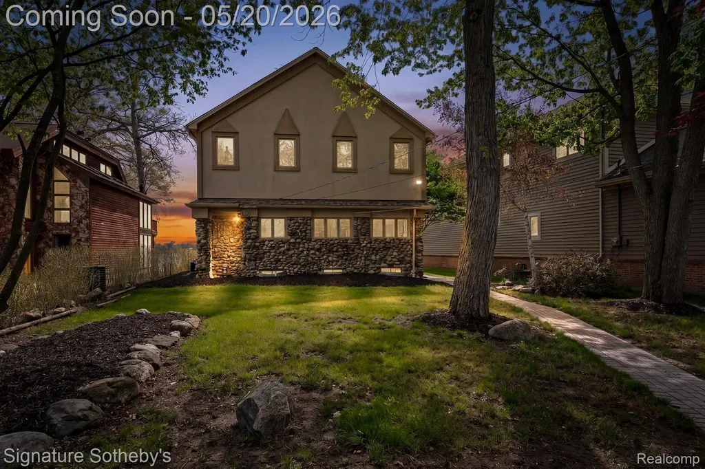 727 Mcdougal Drive Waterford Charter Township MI 48327