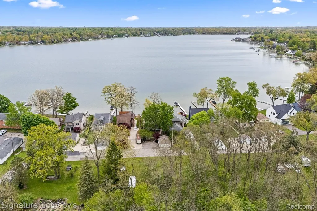 727 Mcdougal Drive Waterford Charter Township MI 48327