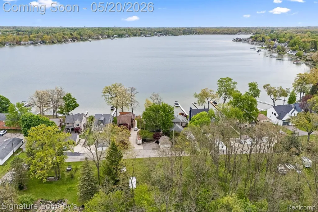 727 Mcdougal Drive Waterford Charter Township MI 48327