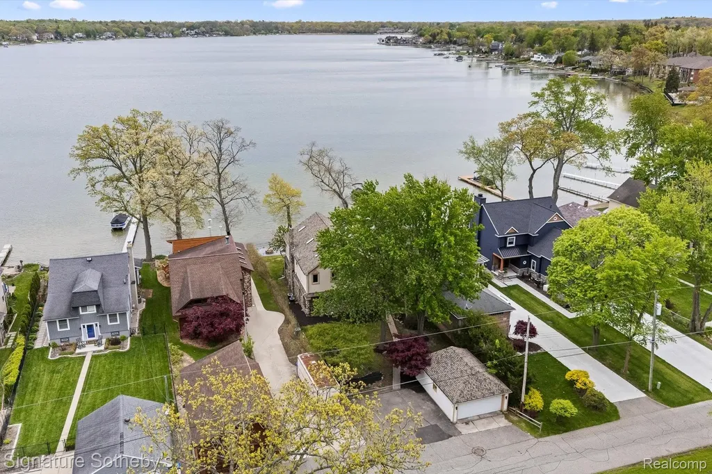 727 Mcdougal Drive Waterford Charter Township MI 48327