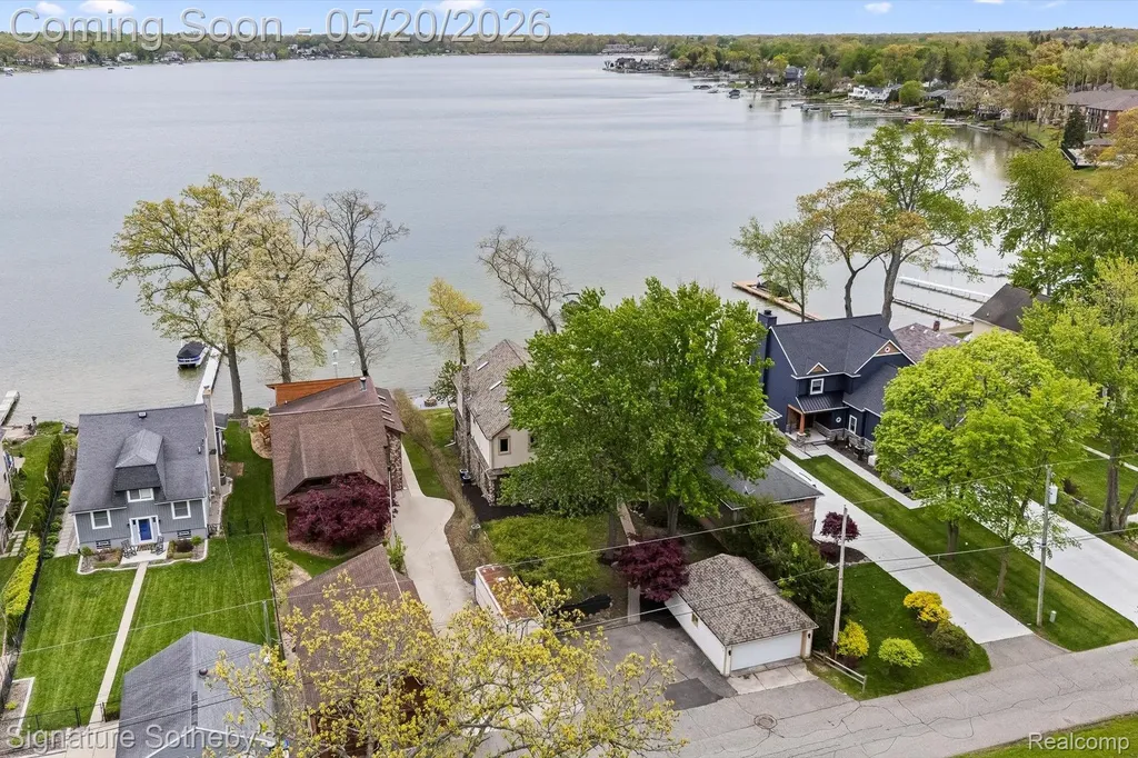 727 Mcdougal Drive Waterford Charter Township MI 48327