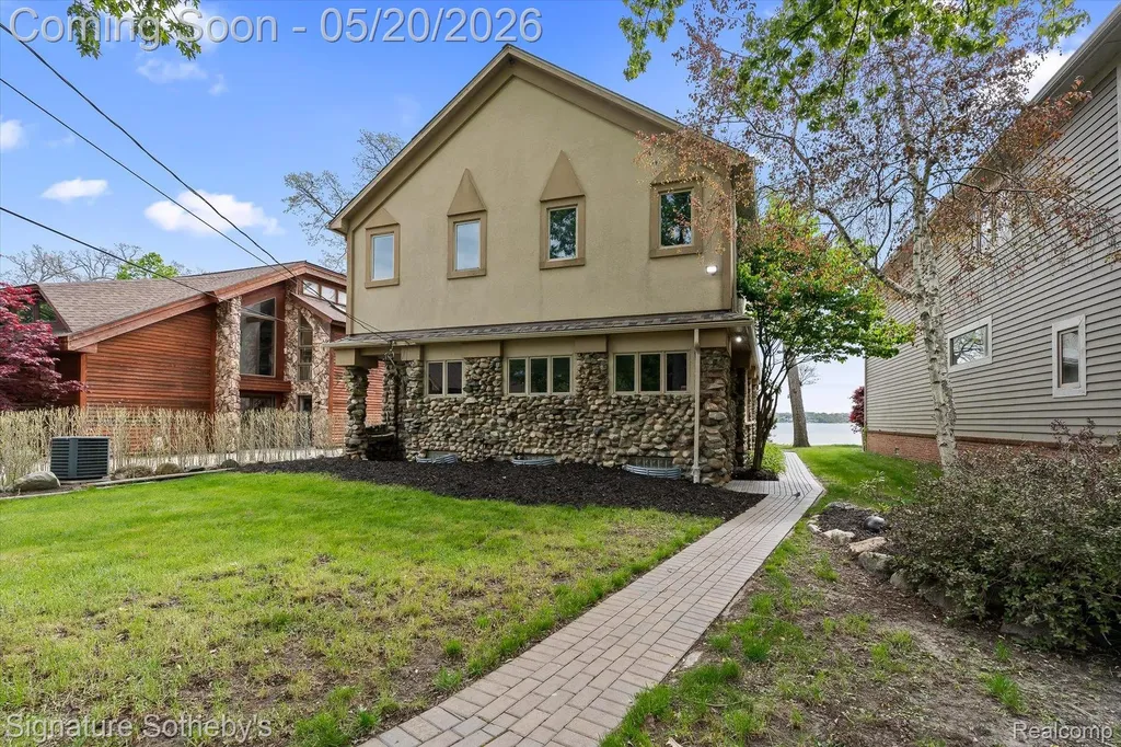 727 Mcdougal Drive Waterford Charter Township MI 48327