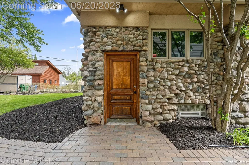 727 Mcdougal Drive Waterford Charter Township MI 48327