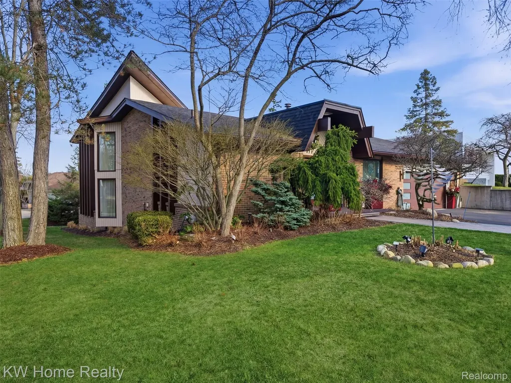 4749 Tara Court West Bloomfield Charter Township MI 48323