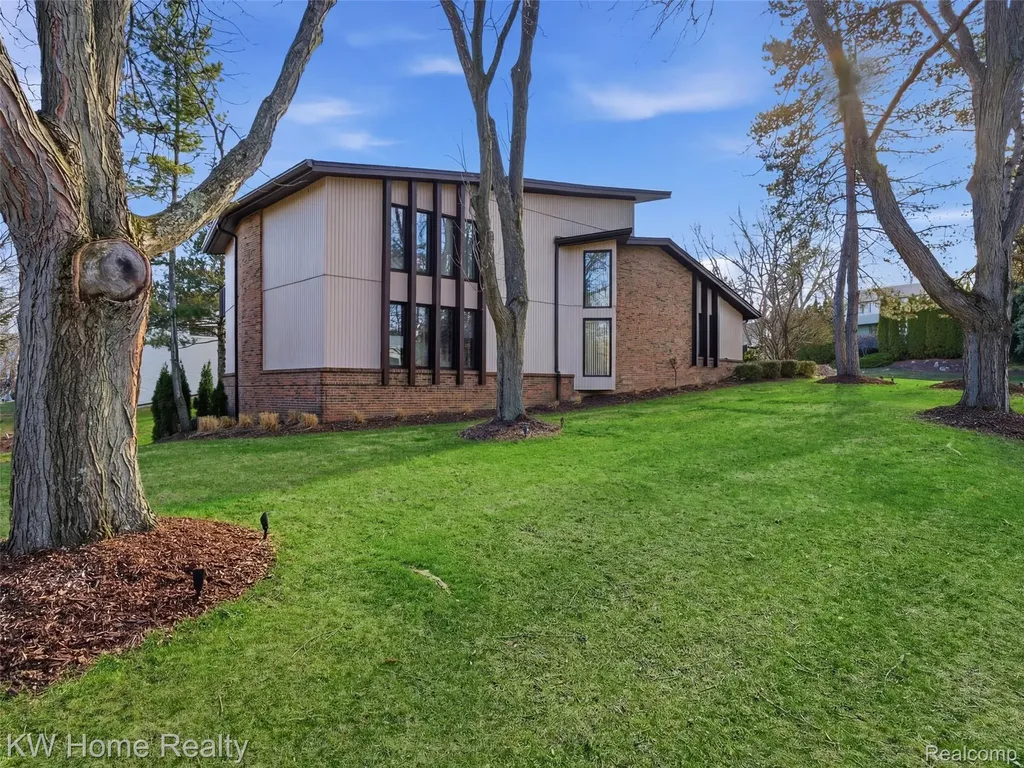 4749 Tara Court West Bloomfield Charter Township MI 48323