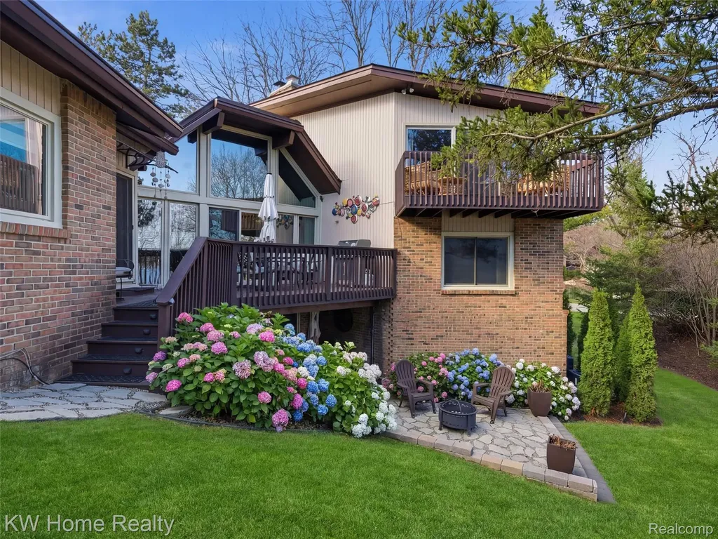 4749 Tara Court West Bloomfield Charter Township MI 48323