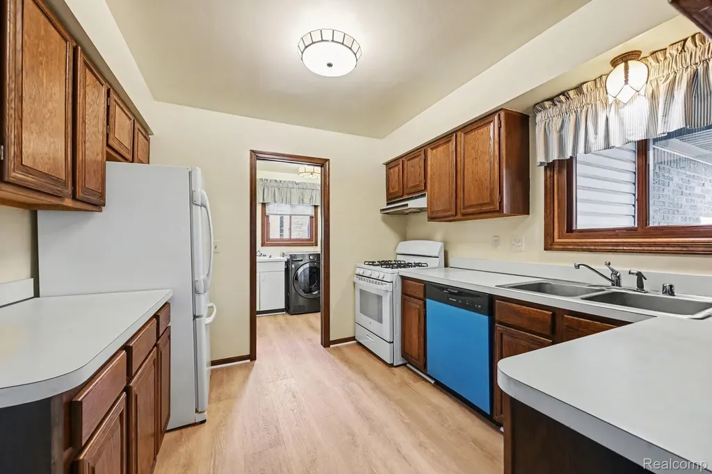 33593 Curtis Road Road S Livonia City MI 48152