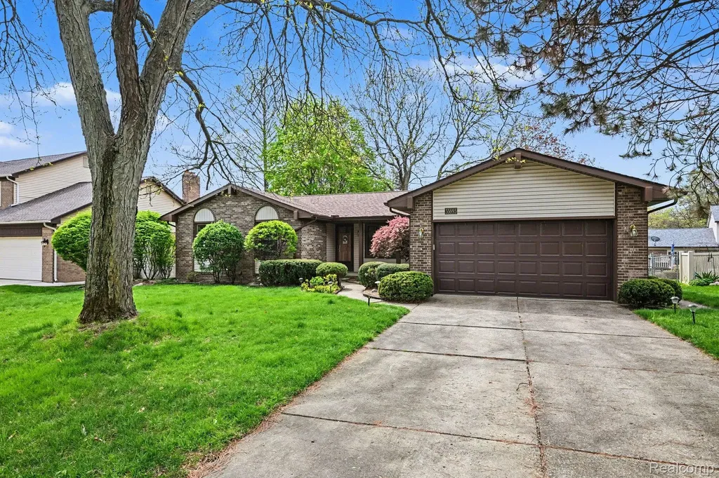 33593 Curtis Road Road S Livonia City MI 48152