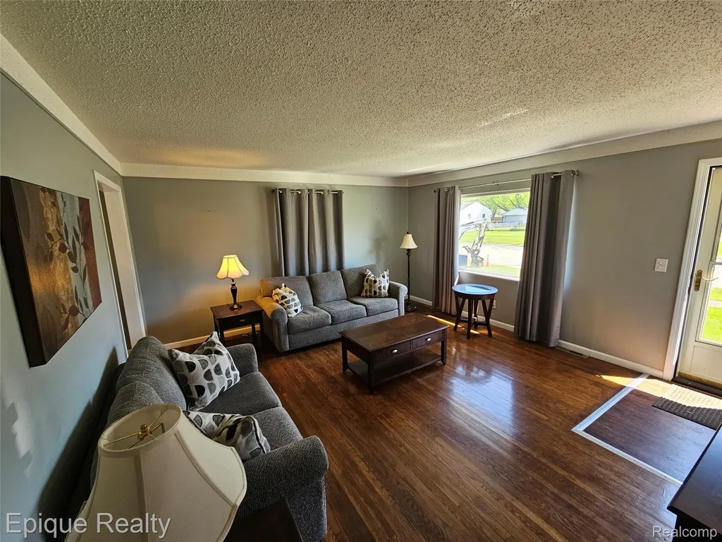 14337 Leonard Avenue Warren City MI 48089