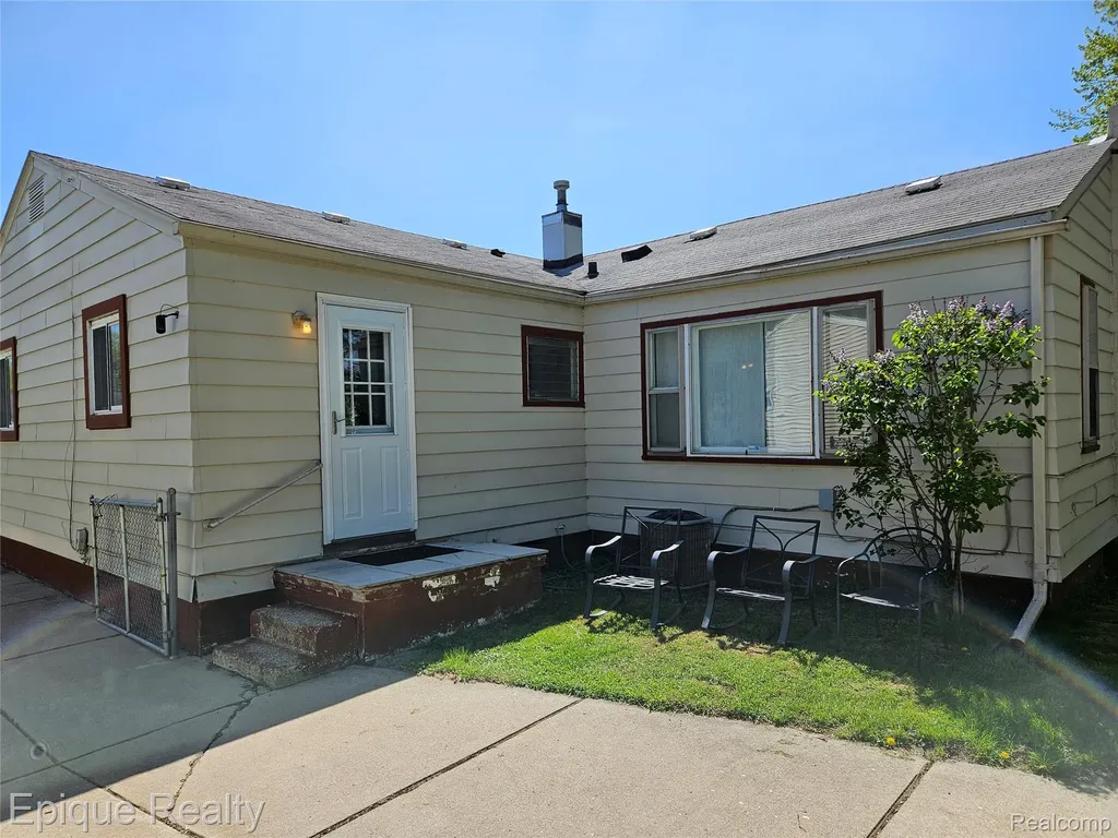 14337 Leonard Avenue Warren City MI 48089