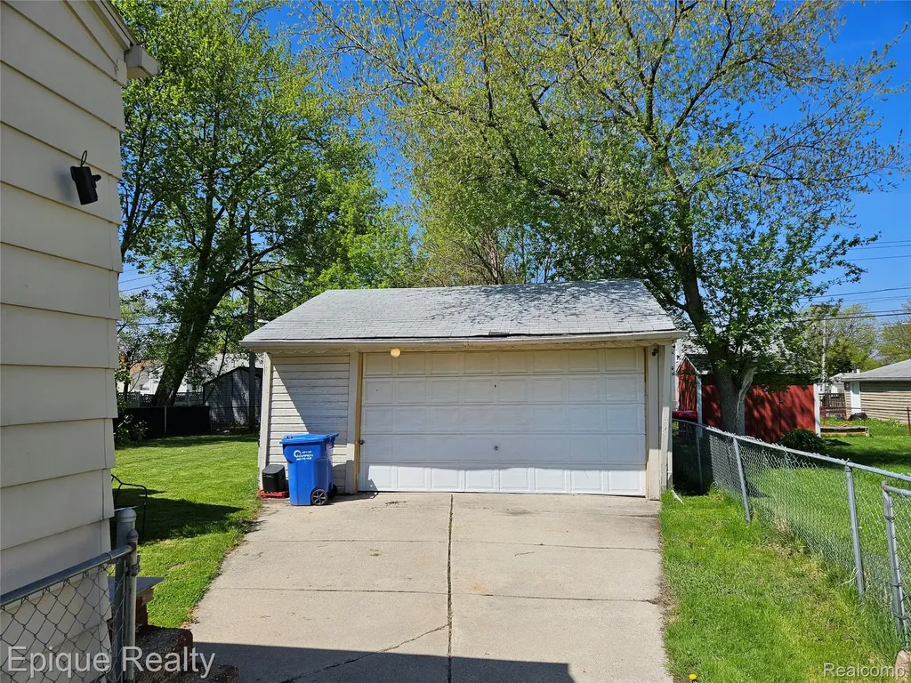14337 Leonard Avenue Warren City MI 48089