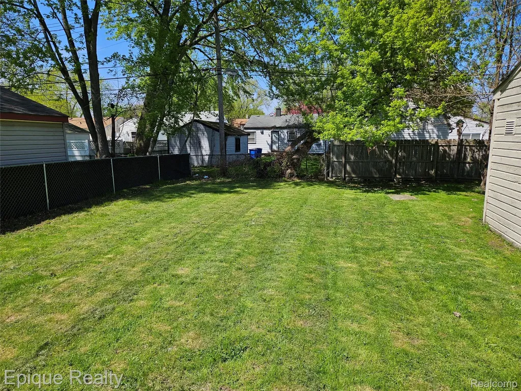 14337 Leonard Avenue Warren City MI 48089