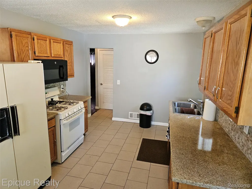 14337 Leonard Avenue Warren City MI 48089