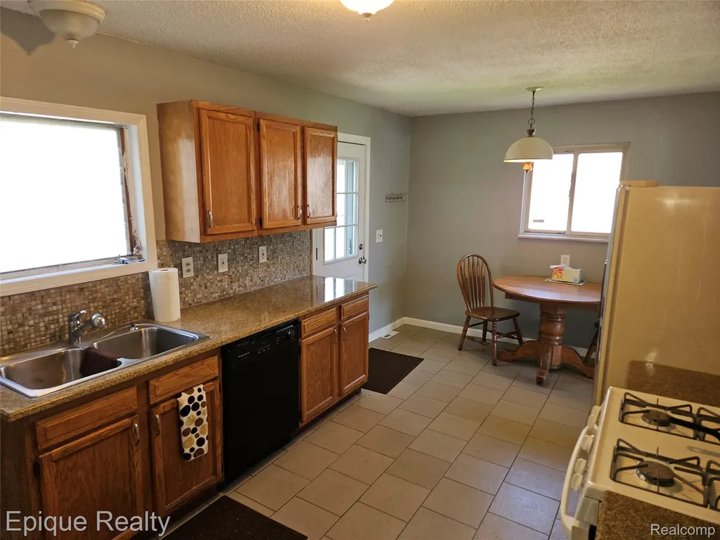 14337 Leonard Avenue Warren City MI 48089