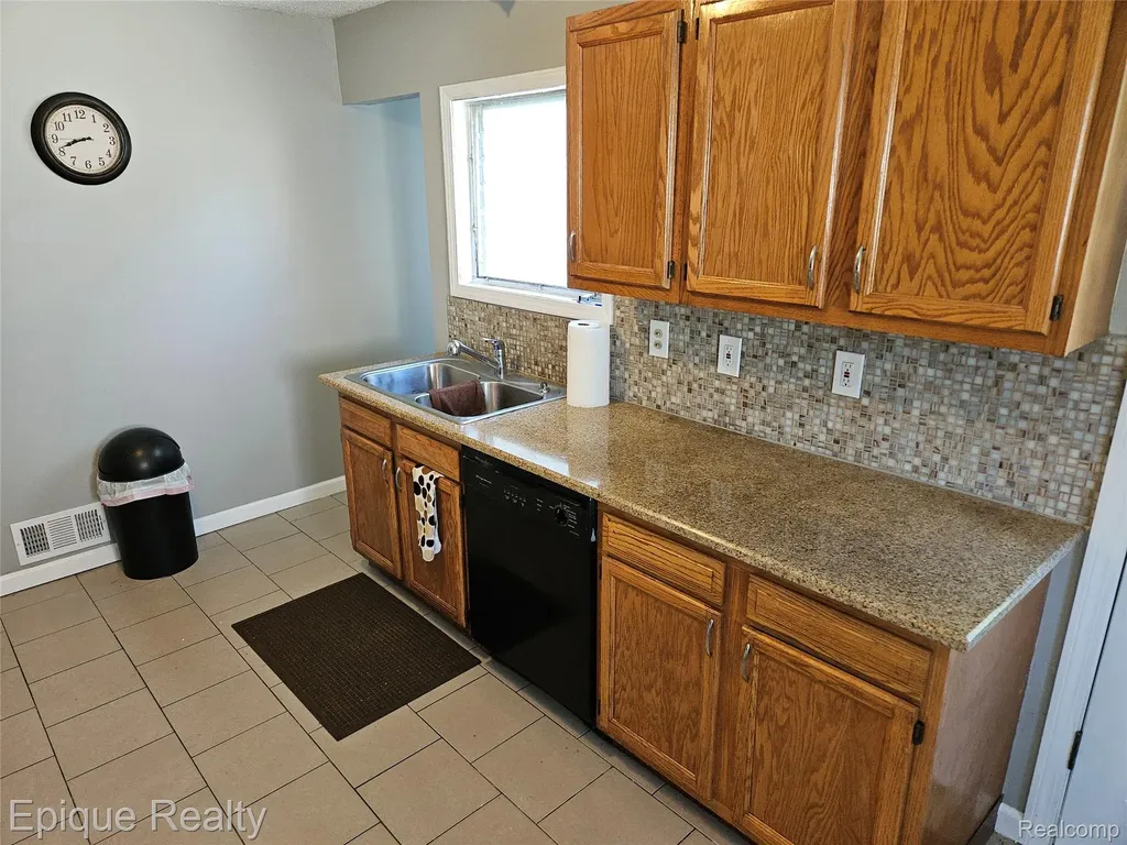 14337 Leonard Avenue Warren City MI 48089