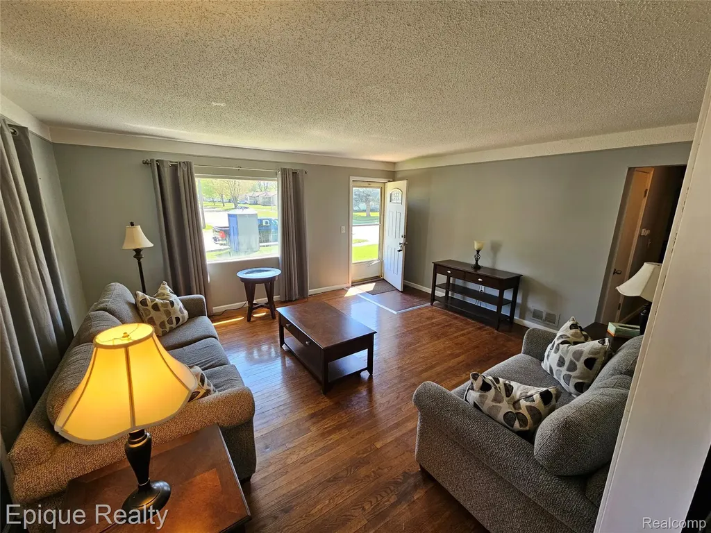 14337 Leonard Avenue Warren City MI 48089