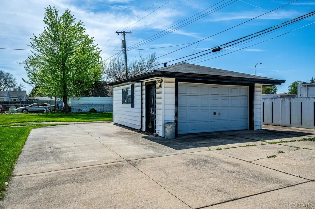 26155 Groveland Street Madison Heights City MI 48071