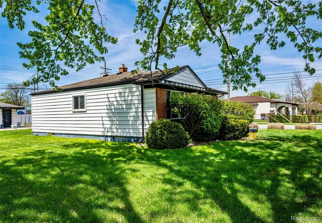 26155 Groveland Street Madison Heights City MI 48071