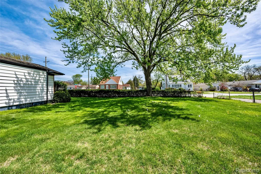 26155 Groveland Street Madison Heights City MI 48071