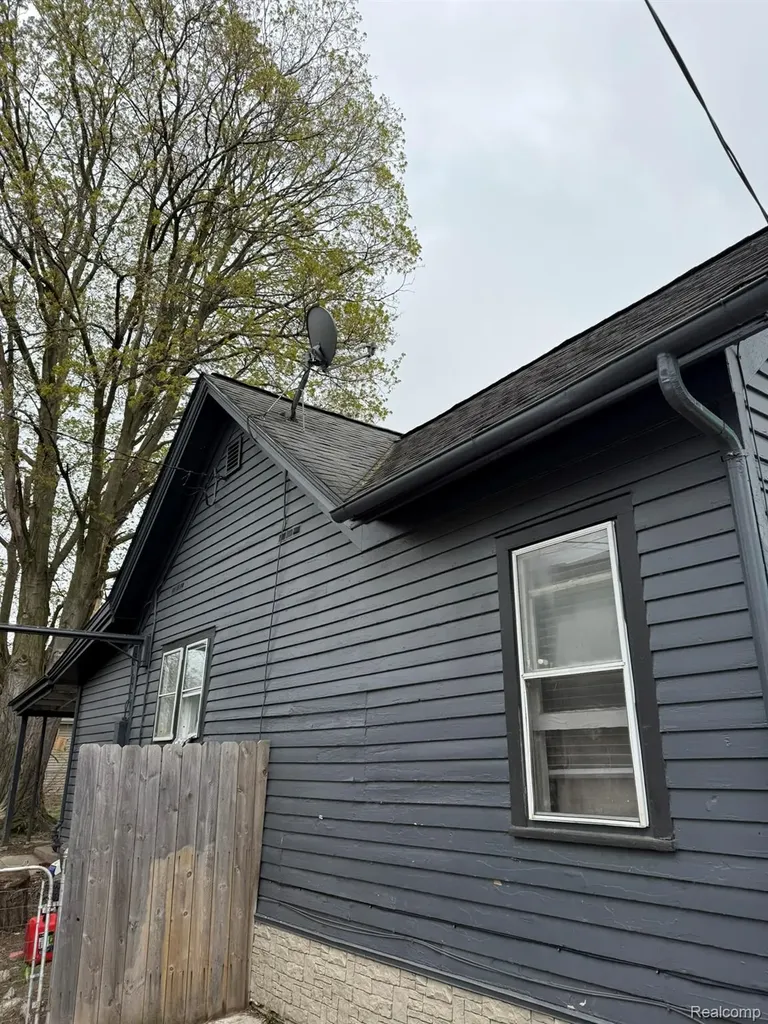 1138 W Oregon Street Lapeer City MI 48446