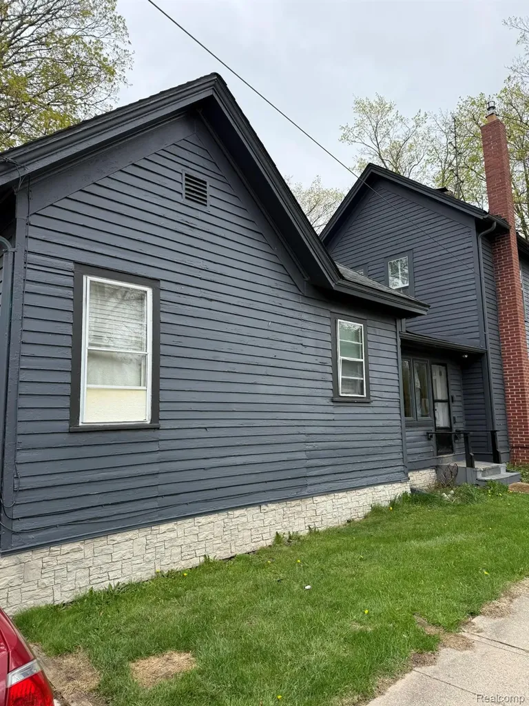 1138 W Oregon Street Lapeer City MI 48446