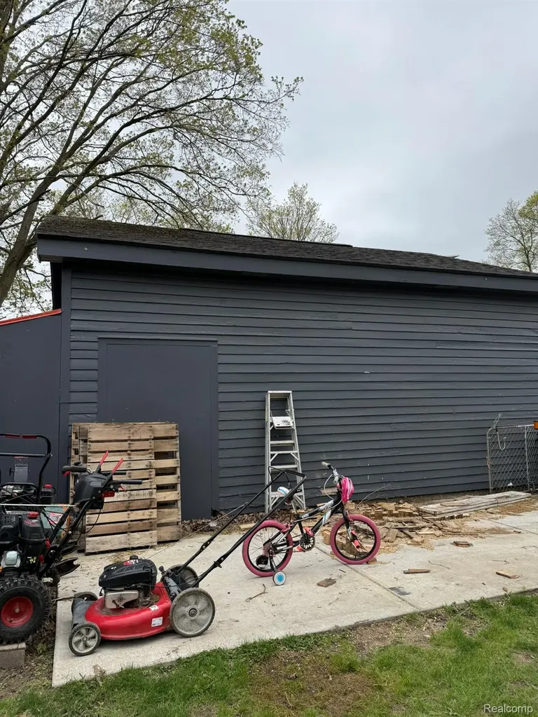 1138 W Oregon Street Lapeer City MI 48446