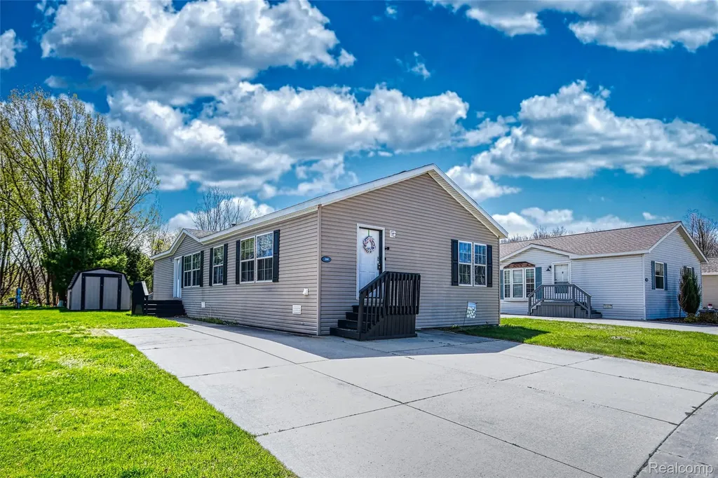 280 Pompano Court Lapeer Township MI 48446