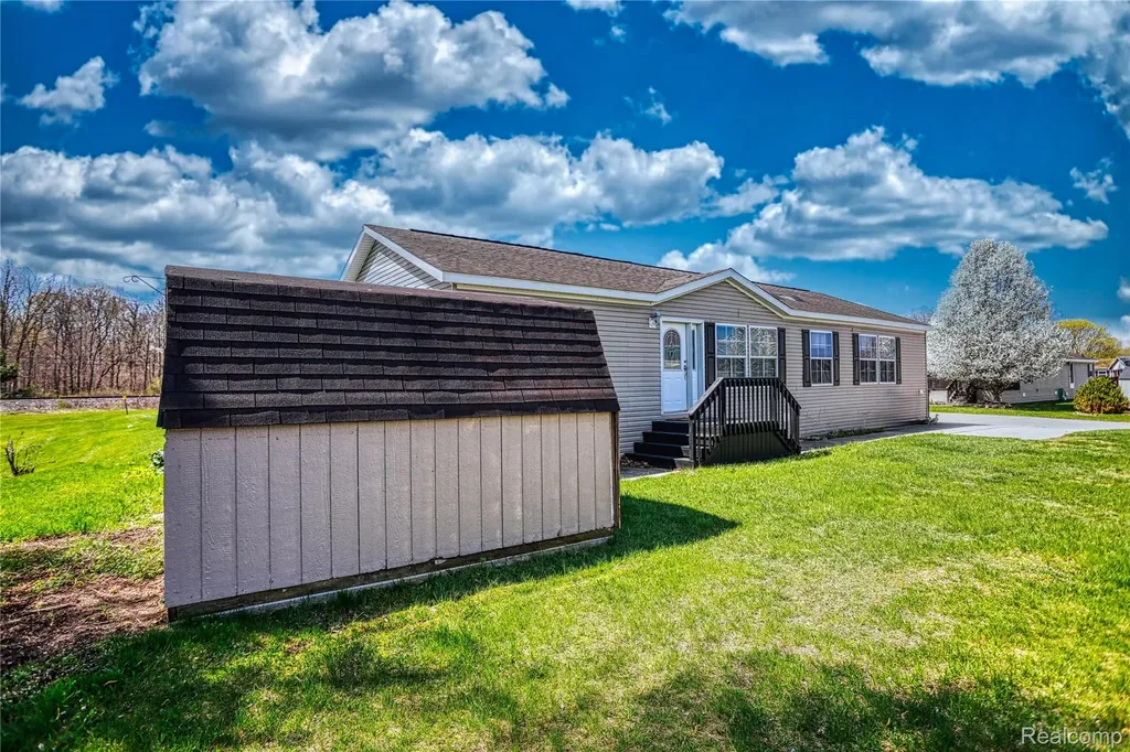 280 Pompano Court Lapeer Township MI 48446