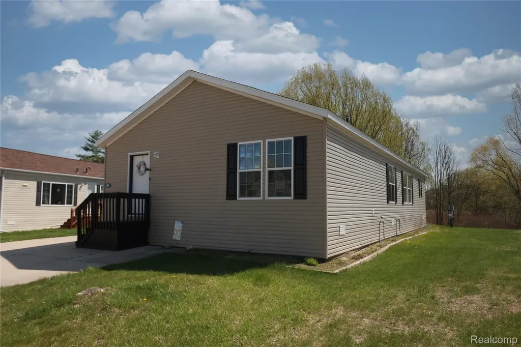 280 Pompano Court Lapeer Township MI 48446