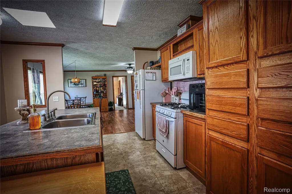 280 Pompano Court Lapeer Township MI 48446
